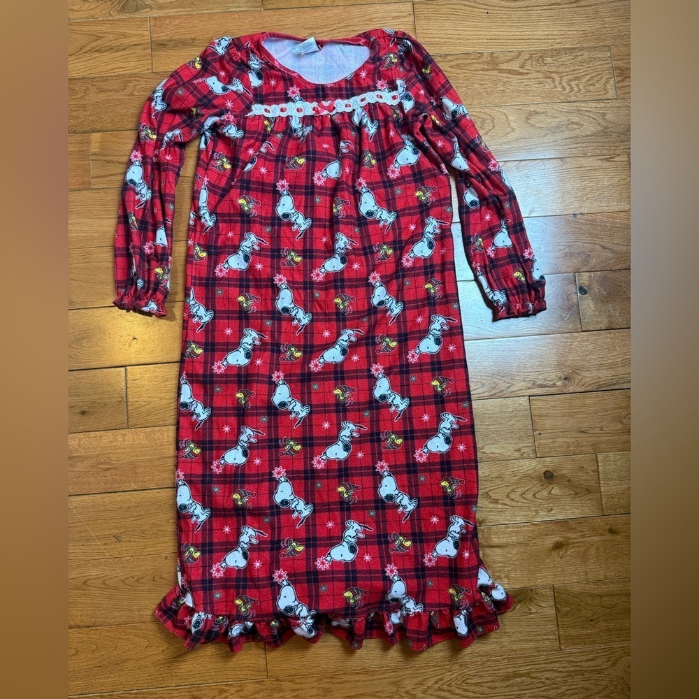 🖤 The Peanuts Girls Snoopy Red Flannel Nightgown